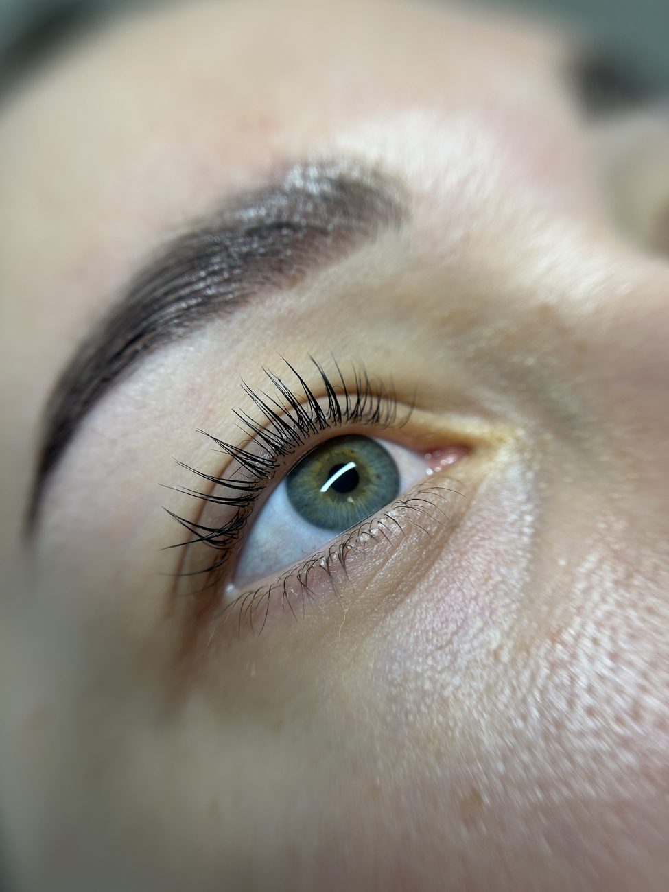 Wimpern- und Brauen-Styling – Ergebnis mit natürlichem Lash Lifting